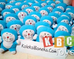 souvenir boneka doraemon mini