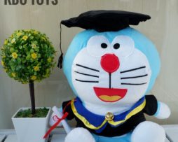 Boneka Doraemon Wisuda